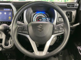 インテリアに合わせたデザインのステアリングは、運転される方のことも考え、運転しやすい形状、大きさです。是非一度、実際に触ってお確かめください。