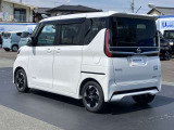 車線逸脱警報、車両が車線をはみ出す可能性がある場合に警報音と警告表示でドライバーに知らせてくれます。
