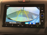 リバースギアに入れるだけで後方の表示へ切り替わります。夜間や雨の日の駐車も楽になりますよ。