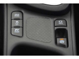 EVモードは電気モーターのみを使って走行するモードです。深夜の住宅街、屋内駐車場でエンジン騒音や排気ガスを気にすることなく走行できます。