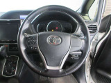 ステアリングから手を離さず、運転に集中したままオーディオ等の操作ができます。
