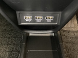 セレクトレバーの下に、スマートフォンなどの充電可能なUSB端子が2個、音源などの外部入力の可能なUSB端子が1個ついています。移動中に充電もできるので便利です。