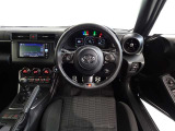 革巻きステアリングで快適な操作性の運転席です。