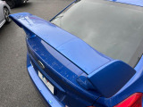 【大型リヤスポイラー】スポーツカーらしさがグッと引き立つ大型リヤスポイラーを装着♪高速走行時のスタビリティ(走行安定性)向上に役立ちます。
