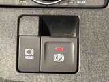 指先だけで簡単に操作が可能な電動パーキングブレーキを採用。「HOLD」スイッチを押すと、渋滞や信号待ちなどでブレーキペダルから足を離しても、ブレーキを保持するので安心です