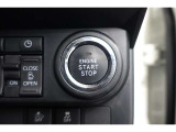 スマートエントリー&プッシュスタートはキーをバッグ等に携帯している時にブレーキを踏んでスタートボタンを押すとエンジンが始動します。車内に忘れた場合にはロック出来ませんので締め忘れの心配もなくなります!