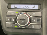 【オートエアコン】一度お好みの温度に設定すれば、車内の温度を検知し風量や温度を自動で調整。暑い&hellip;寒い&hellip;と何度もスイッチ操作をする必要はありません。快適な車内空間には必須の機能ですね♪