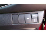 パーキングセンサーや横滑りを防ぐVSA等のスイッチ類は運転席の右側、手の届きやすい位置にあります。