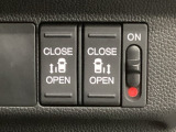 【両側パワースライドドア】両側がパワースライドドアになっており、運転席のスイッチやスマートキーでも開閉が可能です!開口部も広いので乗り降りも楽々♪
