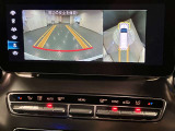 【全方位型モニター】クルマを上空から見下ろしているかのように、直感的に周囲の状況を把握できる全方位型モニター。狭い場所での駐車でも周囲が映像で確認できます。