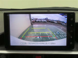 車両後方の映像を映すバックモニター。進路を確認しながら安全に車庫入れできます。