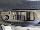 パワーウィンドウのスイッチですよ。 運転席に居ながら窓を開け閉めのコントロールできますよ。 ロック機能で、子供がイタズラして窓を開けるという事も無くなりますよ。