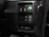 【両側電動スライド】スライドドアは両側電動スライドドアになっております。運転席からの開閉も出来、リモコンキーでも離れたところから開閉出来ますので大変便利な装備です。