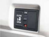 ◆片側電動スライドドア◆狭い駐車場でも乗り降りが楽々♪お子様が隣の車にドアを当ててしまう心配もございません!小さなお子様連れの方もこれで安心。
