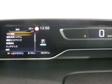 右側に大きく見やすいデジタルスピードメーター左側ディスプレイには運転支援システム等を表示