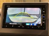 リバースギアに入れるだけで後方の表示へ切り替わります。夜間や雨の日の駐車も楽になりますよ。