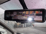 スマートルームミラーがリヤカメラで車両後方の映像ルームミラー表示しをクリアな後方視界を確保してくれます。