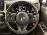 ハンドルにHondaセンシング系のクルーズコントロールやレーンキープアシストなどのスイッチと、オーディオの操作スイッチが装備されています。ハンドルから手を離さず安全に操作できます。