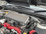【STIタワーバー】お車の剛性を高めるタワーバーを装備。よりスムーズなコーナリング走行が可能となり、走りも楽しめます。
