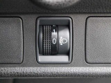 人や荷物を満載しても、対向車や先行車に迷惑をかけない、室内からヘッドライトの光軸を調整できます。