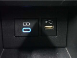 充電用USB端子付き。スマートフォンなどの充電に便利です。  通信用USBソケット。