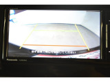 バックモニター付き。車両後方の映像が画面に表示されるので、車庫入れが苦手な人も安心です。ただし、目視確認もお忘れなくお願いいたします。