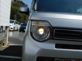 LEDヘッドランプです。夜間の走行でも明るく道路を照らします。