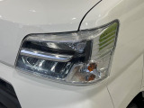 【LEDヘッドライト】悪天候や夜間走行時も良好な視界を確保し安心して運転できる高輝度LEDヘッドライトを装備!点灯速度が早く、消費電力も抑えられています。