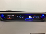 デジタル表示のスピードメーターとタコメーターを大きく配した見やすいメーター部になっています。左側のインフォメーション画面でオドメーターや燃費などの情報を確認できます。
