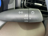 【オートライト】車外の明るさに応じて、自動的にライトの点灯・消灯をしてくれます。