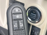 【キーフリーシステム】カバンやポケットに入れたままでもドアの施錠・解錠が可能なスマートキーを装備。エンジンのオン・オフ時もカギを取り出す必要が無いからとっても便利です♪