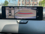 360&deg;ビューモニターでは、両サイドとフロント、バックカメラの合成で、あたかも上空から見下ろした様に周囲を確認して頂けます。駐車場だけでなく、T字路等でも活躍のアイテムです。