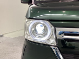 LEDヘッドライトです。蛍光灯のような明るさが特徴で広い範囲を明るく照らしてくれます。光量が大きいので暗い場所での視認性が上がります。また寿命が長く、消費電力も少ないので経済的です。
