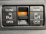 【両側パワースライドドア】スマートキーや運転席のスイッチで後席両側スライドドアの開閉が可能♪電動だから力を入れてドアを開ける必要が無く、小さなお子様でも簡単に開け閉めでき快適です♪