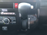 操作しやすいATシフトです。シフトチェンジを気にしなくてよいので運転だけに集中できますね。自然と手に届くところにある、手になじむ形状のシフトノブがいいですね。