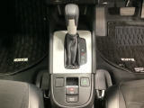CVT車のセレクトレバーです。低速から高速まで、変速ショックのないスムーズな走りと、エンジン効率のよい領域を維持して燃費にも貢献します。サイドブレーキはスイッチ操作の電子制御パーキングブレーキです。