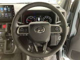 ステアリングから手を離さず、運転に集中したままオーディオ等の操作ができます。