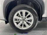 純正アルミホイール付き。タイヤ装着サイズは「215/65R15」です。