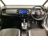 車内は光触媒抗菌消臭施工済です。インパネ周りはスタイリッシュなデザインです。グローブボックスやカップホルダーのほかにトレーなどたくさんの収納スペースが付いています。