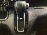CVT車のセレクトレバーです。低速から高速まで、変速ショックのないスムーズな走りを実現するとともに、エンジン効率のよい領域を維持することで燃費にも貢献します。