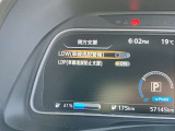 LDWは車線から逸脱しそうなとき、警報で注意を促します。LDPは車線から逸脱しそうなとき、運転者が車線内に戻す操作を支援してくれます。
