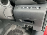 駐車ブレーキは指で操作する電動式です