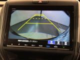 リバースギアに入れるだけで後方の表示へ切り替わります。夜間や雨の日の駐車も楽になりますよ。