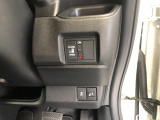 【片側電動スライドドア】リモコンや運転席のスイッチ操作のほか、ドアハンドルを少し引くだけでリアドアが自動開閉します♪