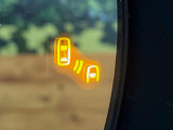 【ブラインドスポットモニター】走行中、ドアミラーの死角になりやすい箇所に後続車が接近するとサイドミラー付近に警告を表示、ドライバーに注意喚起をしてくれます。