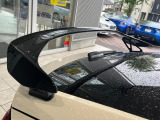 【大型リヤスポイラー】スポーツカーらしさがグッと引き立つ大型リヤスポイラーを装着♪高速走行時のスタビリティ(走行安定性)向上に役立ちます。