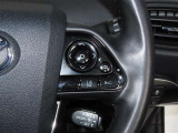 ステアリングスイッチ付きで、運転中に視線を前に向けたまま操作できます。