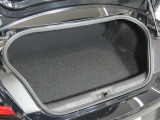 スポーツカーでも日常使いには、十分な積載容量のあるトランクスペースです!更にたくさんの荷物や長めの荷物を積みたい時は、リヤシートのシートバックを倒してトランクスペースの積載容量UPで対応できます!