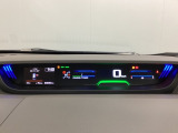 デジタル表示のスピードメーターとタコメーターを大きく配した見やすいメーター部になっています。左側のインフォメーション画面でオドメーターや燃費などの情報を確認できます。