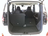 バックドアを上げた状態です。シートのアレンジ次第で荷室のスペースが変わります!用途に合わせて快適な室内を?